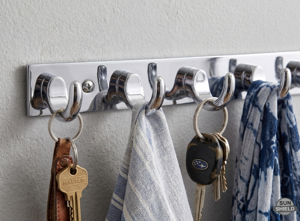 Wall-Mounted Cloth Hanger – Durable Steel Plate with Aluminum Scoop Hooks 6 Pin SS Finish
